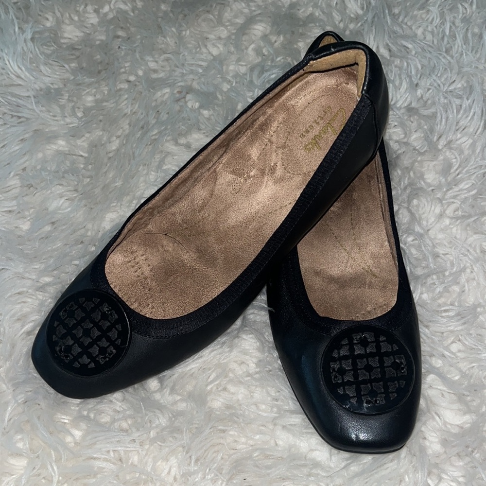 Black Clarks flats 🥿